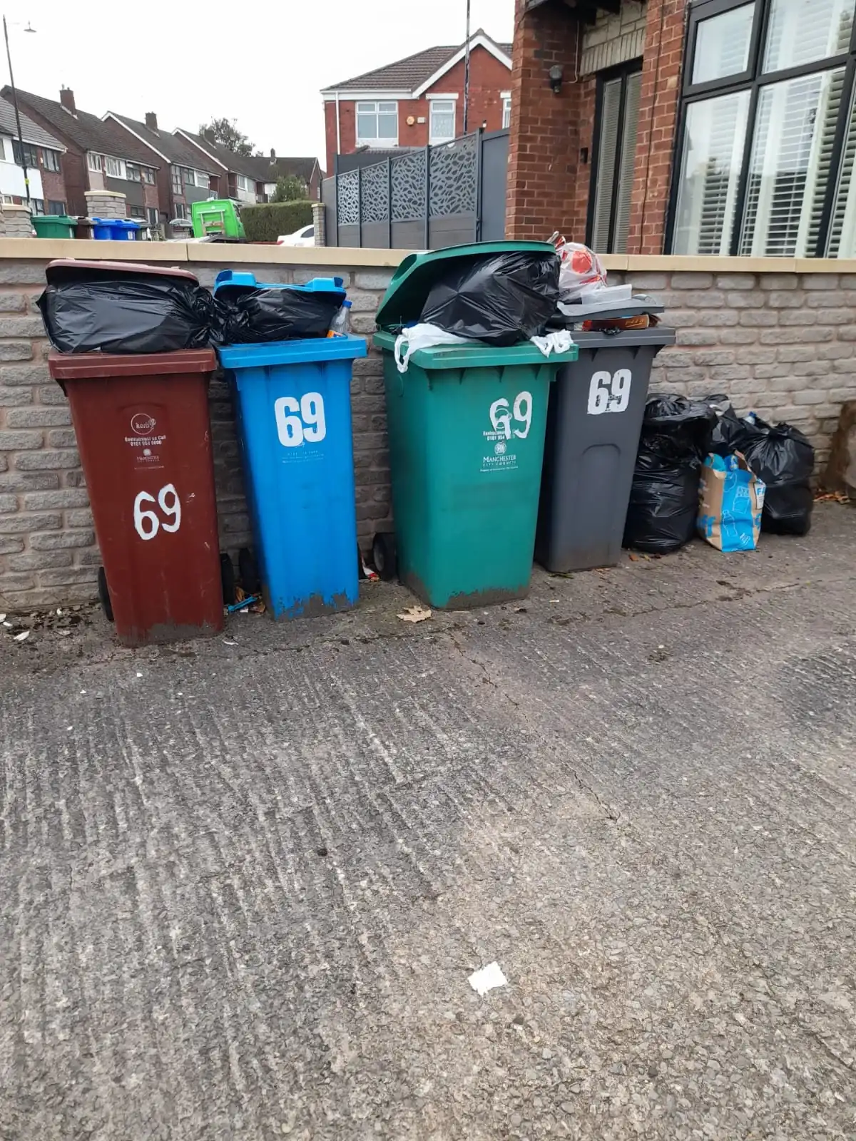 Emergency Bin Collection in Birkenhead - uniformed team with van
